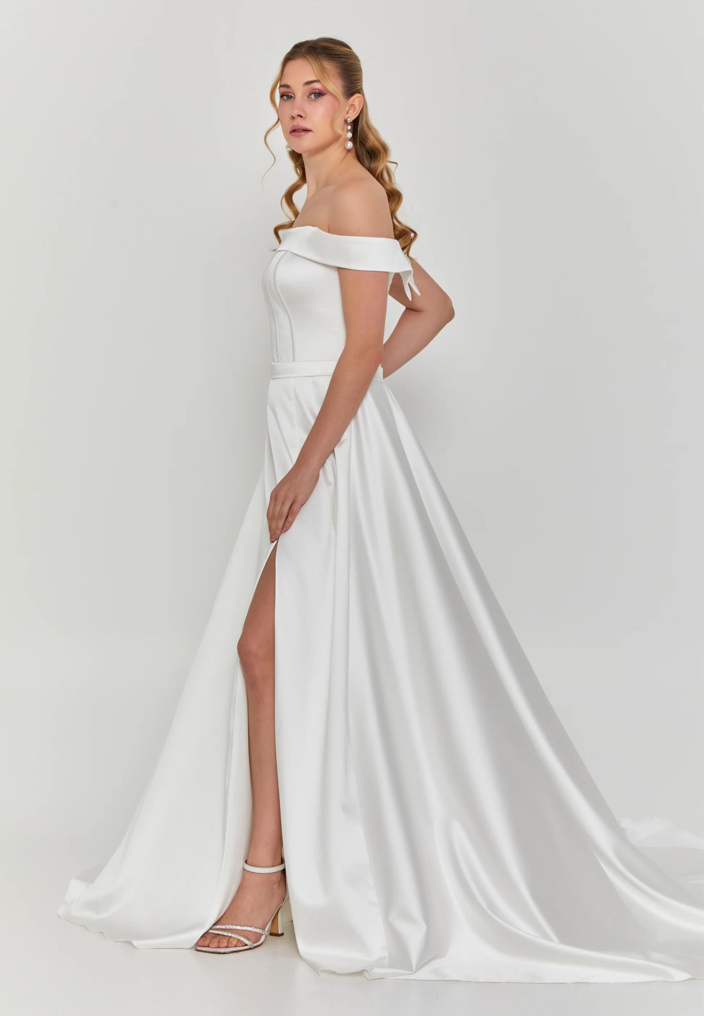 Off Shoulder Maxi Satin Regular Wedding Dress Unit Price: €355